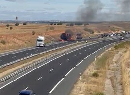 Imagen del camión ardiendo en la A-50.