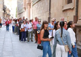 visitantes haciendo cola junto a la Casa Museo Unamuno, este miércoles.