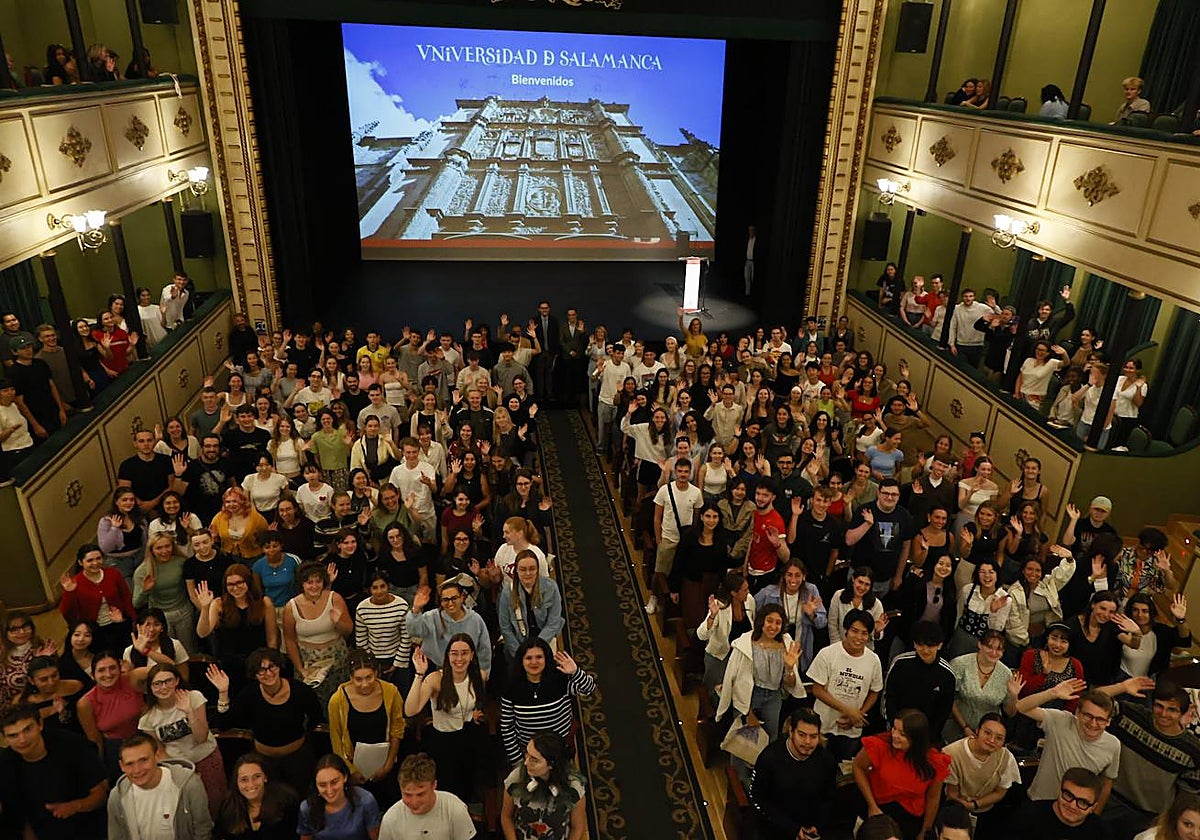 Recepción de estudiantes Erasmus en el Teatro Liceo.