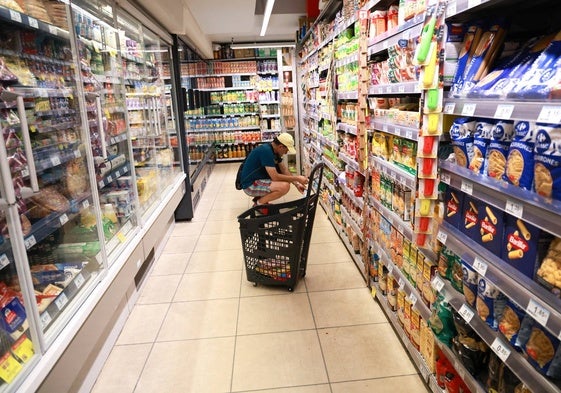 Un hombre comprando en un supermercado.