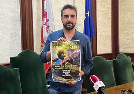 El concejal de Festejos, Javier Hernández, muestra el cartel del festival de música «To y de Béjar».