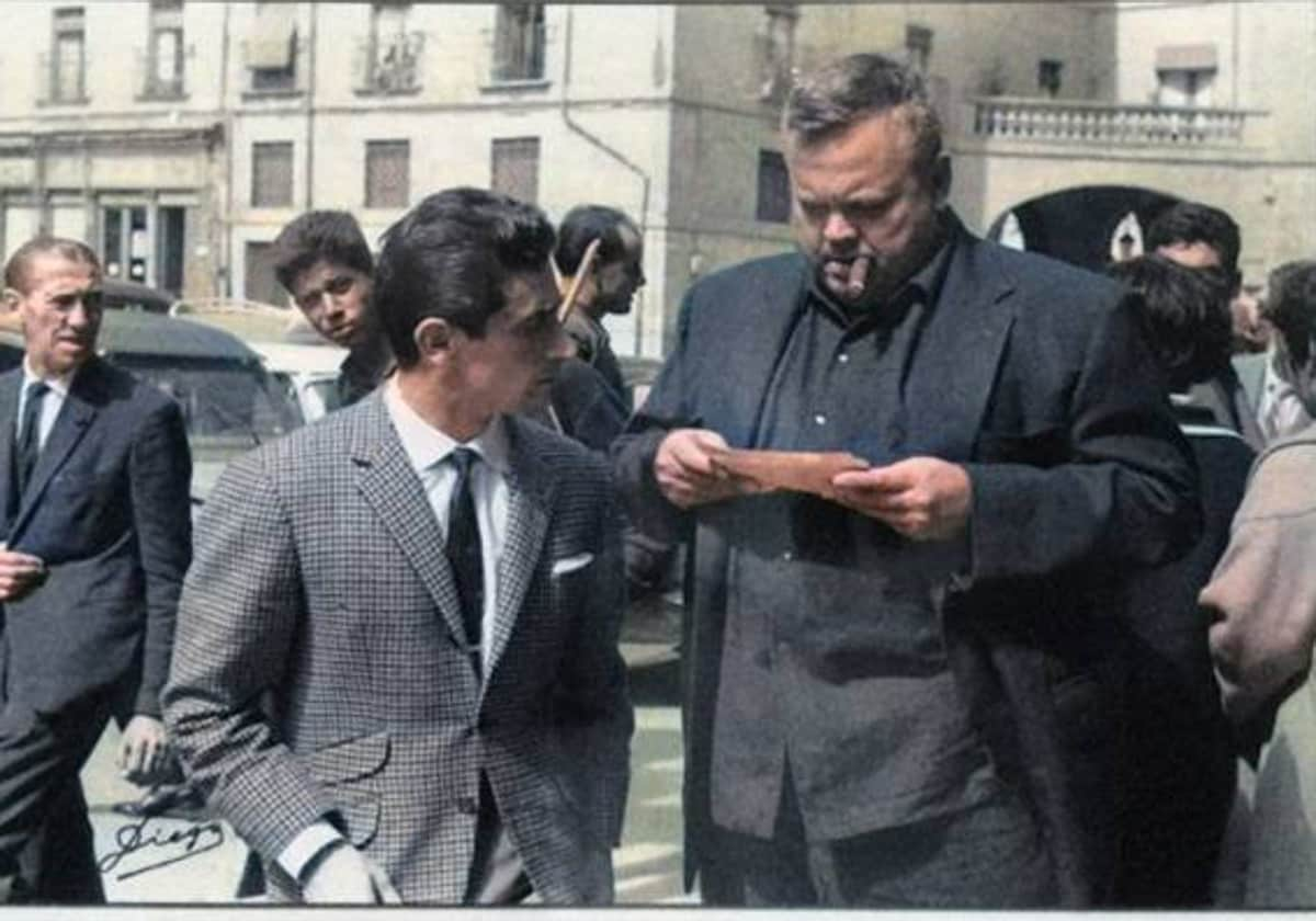 Andrés Vázquez junto al director de cine Orson Welles, en la puerta del Gran Hotel de Salamanca.