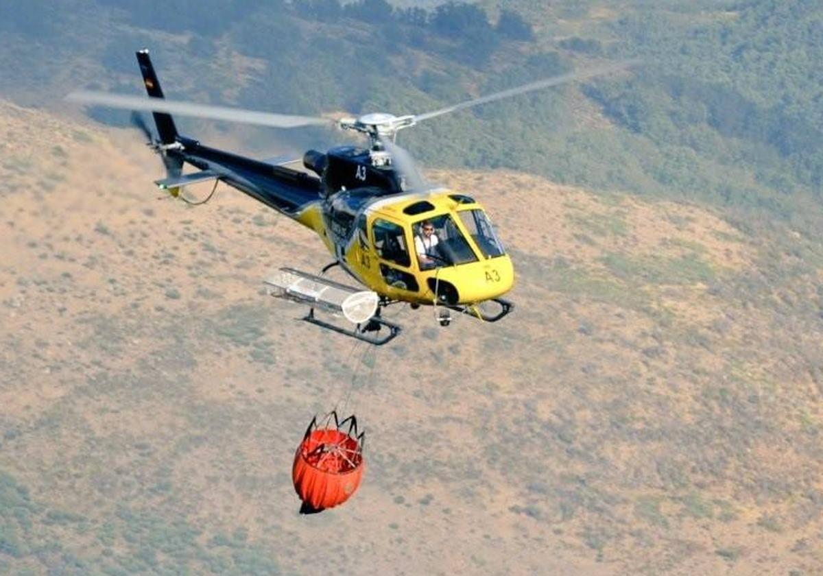 Helicóptero de extinción de incendios del Infoex en Extremadura.