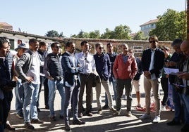 Cuadrillas y apoderados en el patio de cuadrillas esta mañana en La Glorieta.