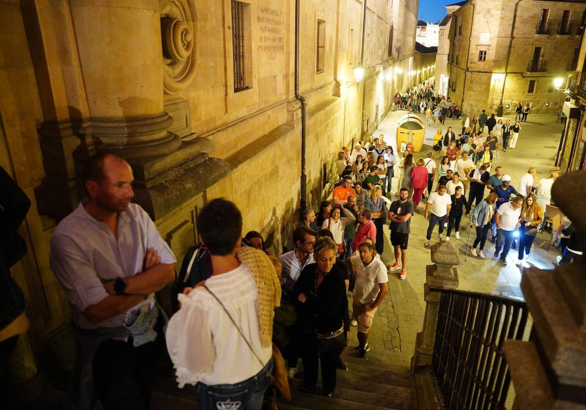 Varias personas haciendo cola en la edición de este año de La Noche del Patrimonio.