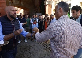 José Luis Barrero entregando las bolitas para el sorteo al presidente Carlos Miguel Hernández.