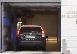 Un coche de la Policía Nacional entra al Juzgado de Guardia de Salamanca.