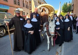 La salida de la Marcha Teresiana desde Medina del Campo con la carreta en la que va la imagen de Santa Teresa