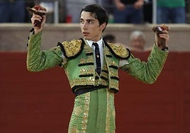 Íker Fernández 'El Mene' con el doble trofeo en Villaseca.