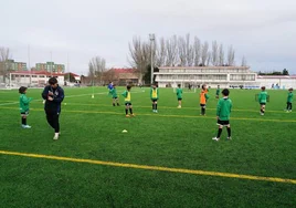 Canteranos de Unionistas ejercitándose en el campo de fútbol anexo al Reina Sofía.