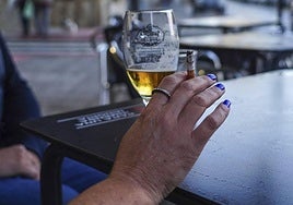 Una mujer fuma en una terraza de la capital.