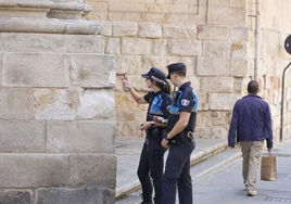 Agentes de la Policía Local revisan la piedra dañada en La Purísima.