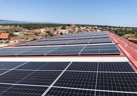 Placas solares instaladas en el pabellón municipal de Sardón de los Frailes.