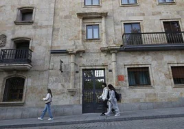 El edificio de la Fundación Inés Luna Terrero en la calle Ramón y Cajal, dedicado a apartamentos turísticos.