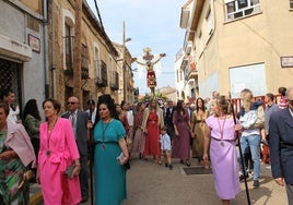 Procesión encabezada por las varas de mayordomos y con un gran séquito detrás