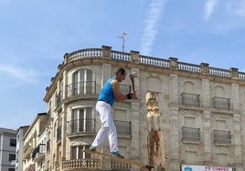 Exhicibión de corta de troncos a cargo de Los Gabarreros, de Segovia