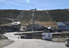 Imagen de la estación de esquí de La Covatilla el pasado 18 de febrero con apenas nieve en las pistas.