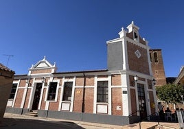 Edificio recién pintado por el Consistorio.