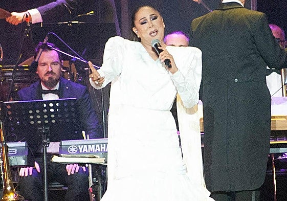 Isabel Pantoja en el escenario durante su concierto en el Recinto Ferial Tenerife.