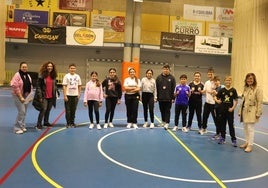 La concejala de Educación y Juventud, Sara García, a la derecha, visitó a los alumnos en el pabellón