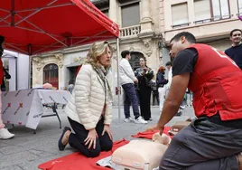 La concejala de Salud Pública, Vega Villar, en la plaza del Liceo.