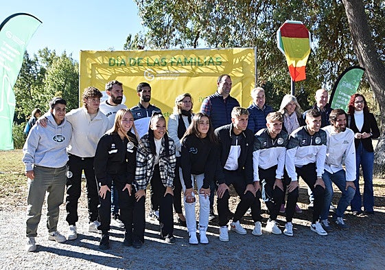 Representantes institucionales junto a futbolistas del Unionistas y otros protagonistas de la jornada