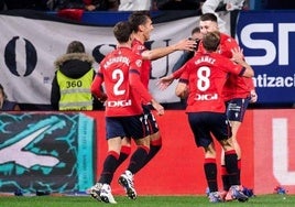 Los jugadores de Osasuna celebran un tanto.