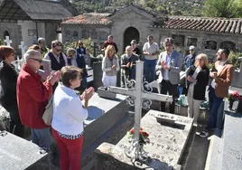 Imagen de la ofrenda floral en la tumba de los caídos en la Revolución Gloriosa