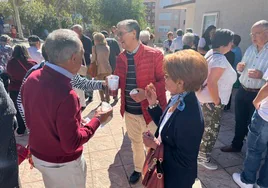 El público ha disfrutado de un convite a base de sangría y dulces para honrar a San Miguel