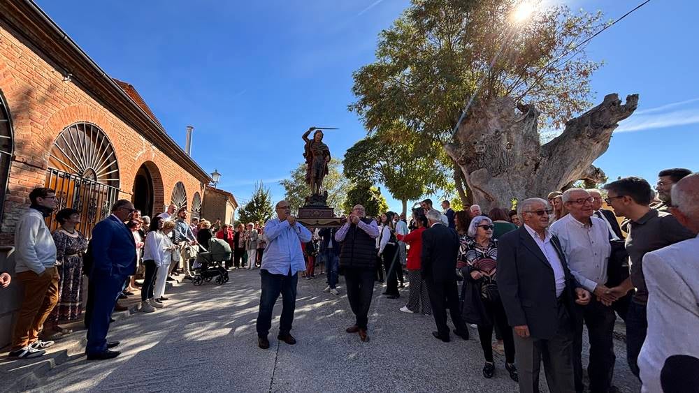 Ritmos de la tierra y bailes para el Santo patrón en Nava de Sotrobal