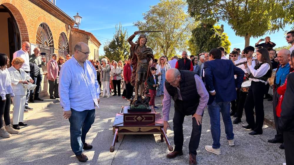 Ritmos de la tierra y bailes para el Santo patrón en Nava de Sotrobal