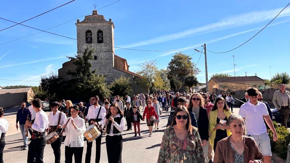 Ritmos de la tierra y bailes para el Santo patrón en Nava de Sotrobal