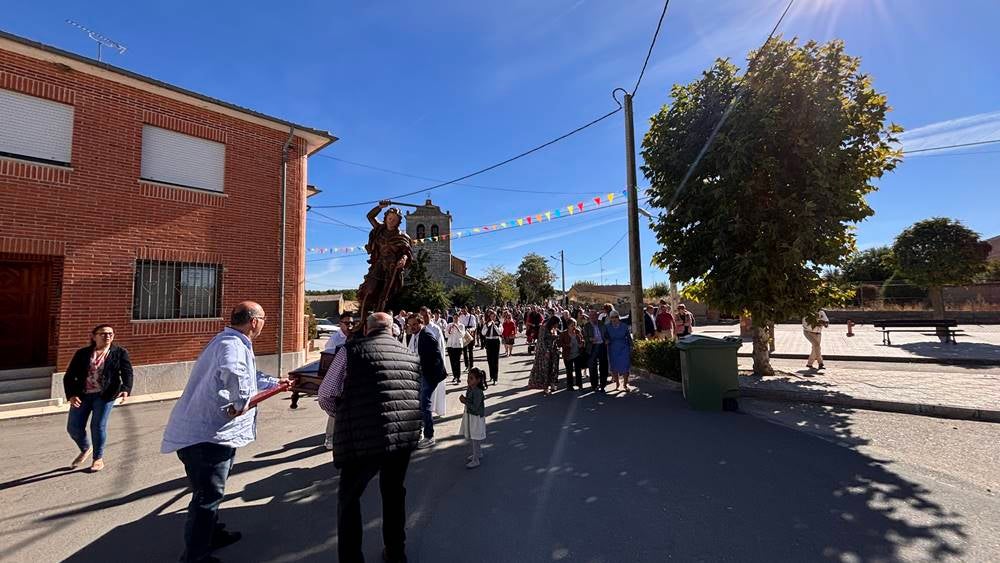 Ritmos de la tierra y bailes para el Santo patrón en Nava de Sotrobal