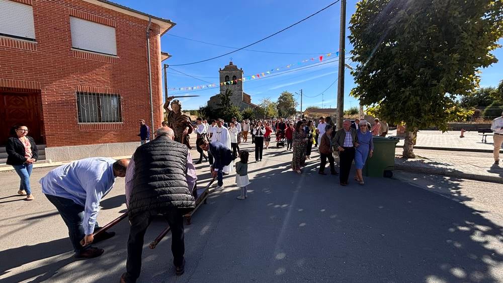 Ritmos de la tierra y bailes para el Santo patrón en Nava de Sotrobal