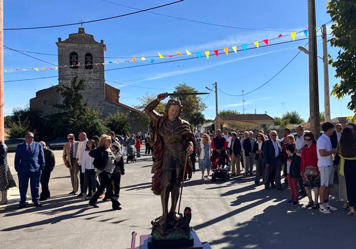 Ritmos de la tierra y bailes para el Santo patrón en Nava de Sotrobal