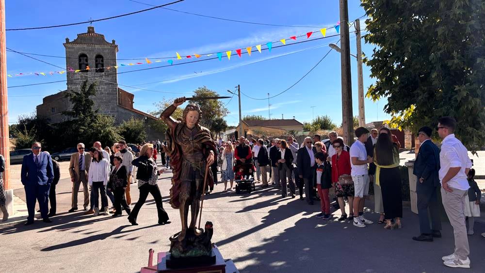 Ritmos de la tierra y bailes para el Santo patrón en Nava de Sotrobal