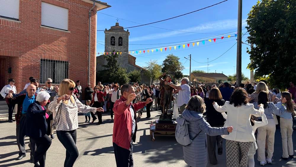 Ritmos de la tierra y bailes para el Santo patrón en Nava de Sotrobal