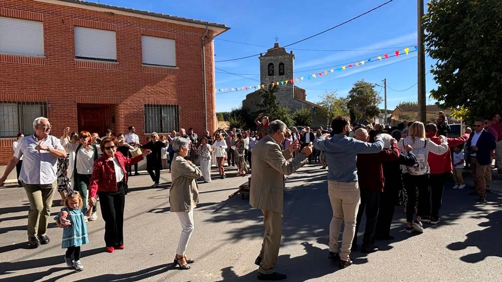 Ritmos de la tierra y bailes para el Santo patrón en Nava de Sotrobal