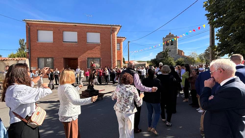 Ritmos de la tierra y bailes para el Santo patrón en Nava de Sotrobal