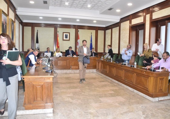 Imagen de los concejales de la oposición abandonando el pleno esta tarde de lunes.