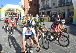 Imagen de ciclistas en la plaza Mayor de Béjar durante el pasado fin de semana.