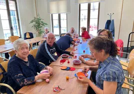 Taller de manualidades con mayores en Carbajosa de la Sagrada.