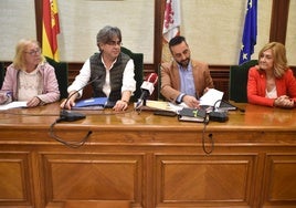 Maite Crego, Luis Francisco Martín, Javier Hernández y Purificación Pozo, esta tarde de martes en el Ayuntamiento de Béjar.