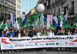 Profesores durante una manifestación en Madrid en 2022 reclamando una subida salarial