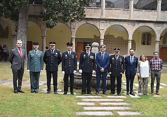 Imagen de las autoridades civiles y políticas con los homenajeados en la celebración de la festividad de los Ángeles Custodios