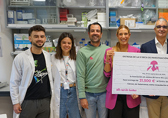 Entrega del cheque al Centro del Cáncer.