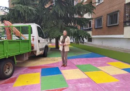 La edil de Obras, Marta Labrador, en el parque recién renovado.