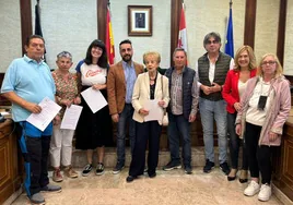 Imagen de representantes de distintos colectivos y entidades con las autoridades.