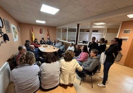 Reunión celebrada ayer en Palaciosrubios entre vecinos y Acomunidad.