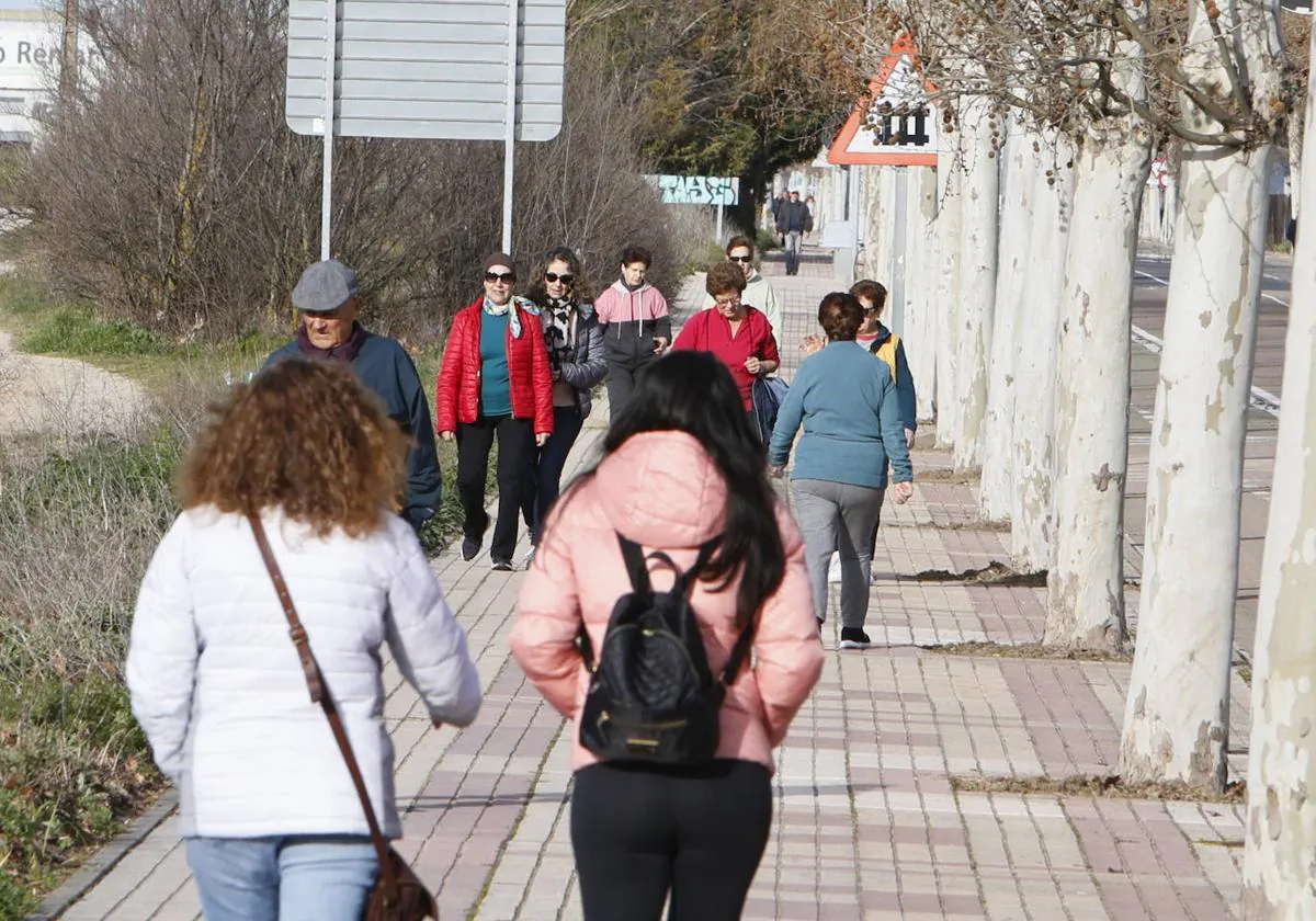 Algunos salmantinos pasean por la capital en un día de otoño.